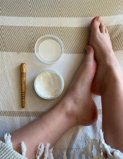 Art traditionnel qui allie massage et pressions sur les zones réflexes du pied, cartographiant les organes du corps. Il permet de rééquilibrer les flux énergétiques.